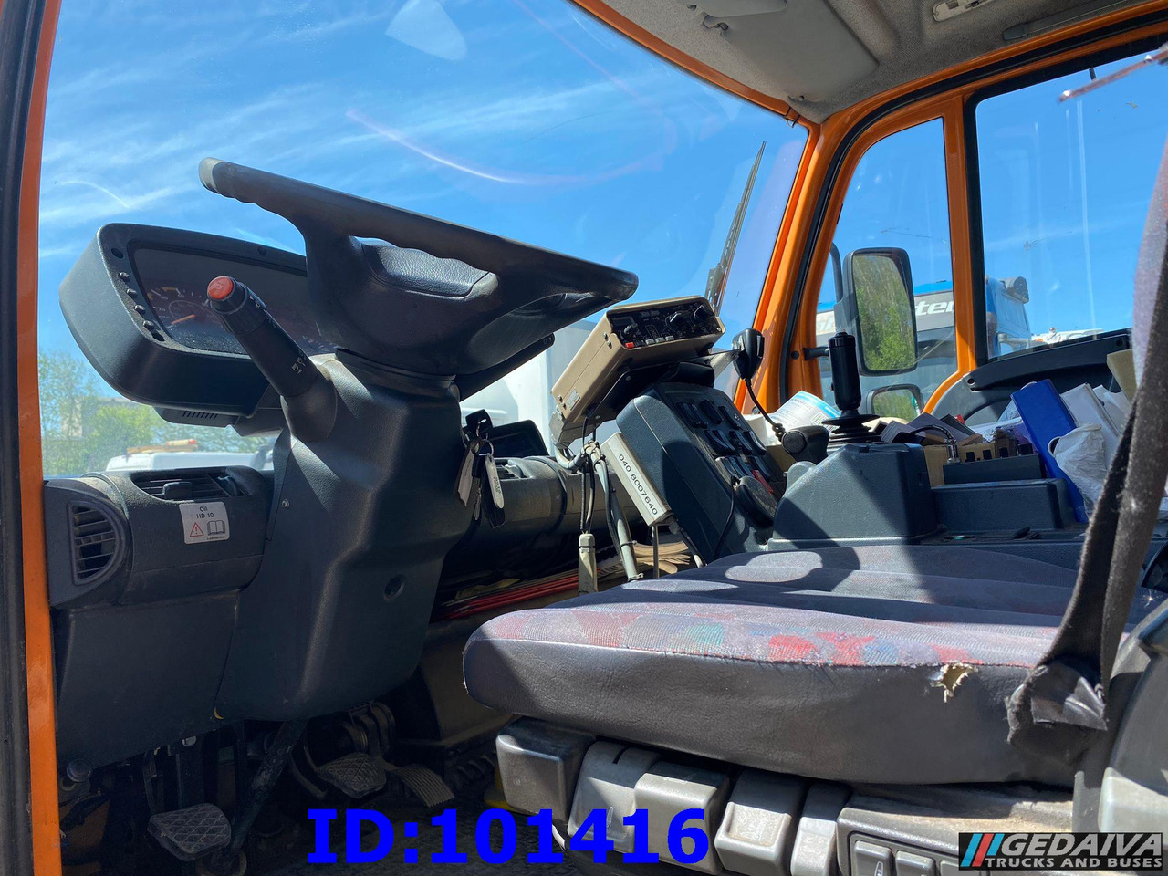 Schneeräumfahrzeug MERCEDES-BENZ Unimog U300 4X4: das Bild 12