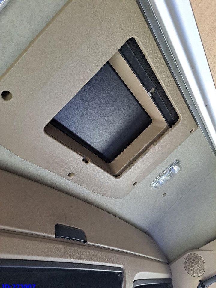 Sattelzugmaschine MERCEDES-BENZ Actros 1843 Euro6: das Bild 17