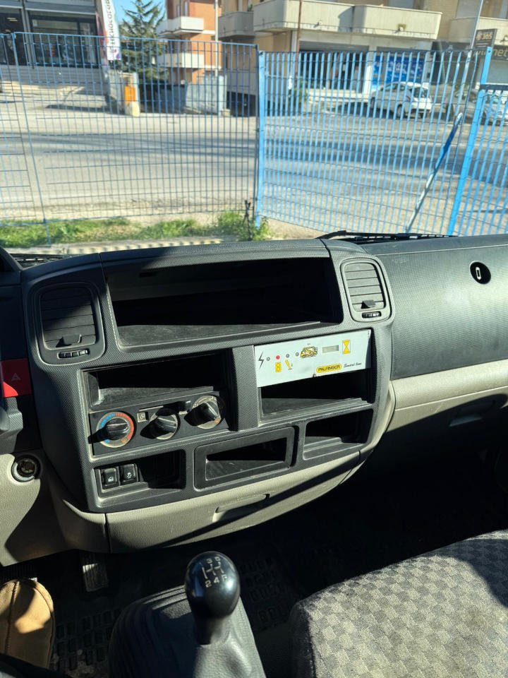 LKW mit Arbeitsbühne : das Bild 9