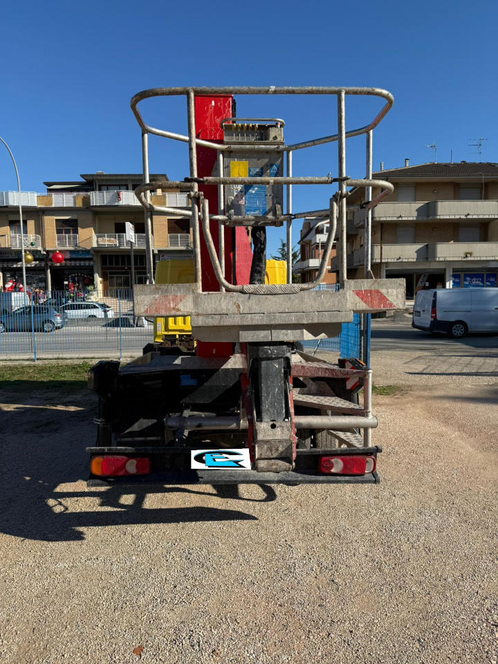 LKW mit Arbeitsbühne : das Bild 8