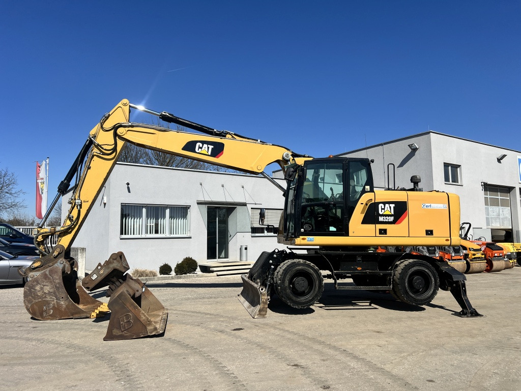 Caterpillar M 320 F (111527) - Mobilbagger: das Bild 1 Caterpillar M 320 F (111527) - Mobilbagger: das Bild 1