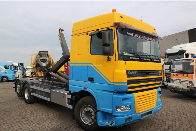 DAF XF 95.530 + hooksystem + 26T - Abrollkipper: das Bild 3 DAF XF 95.530 + hooksystem + 26T - Abrollkipper: das Bild 3