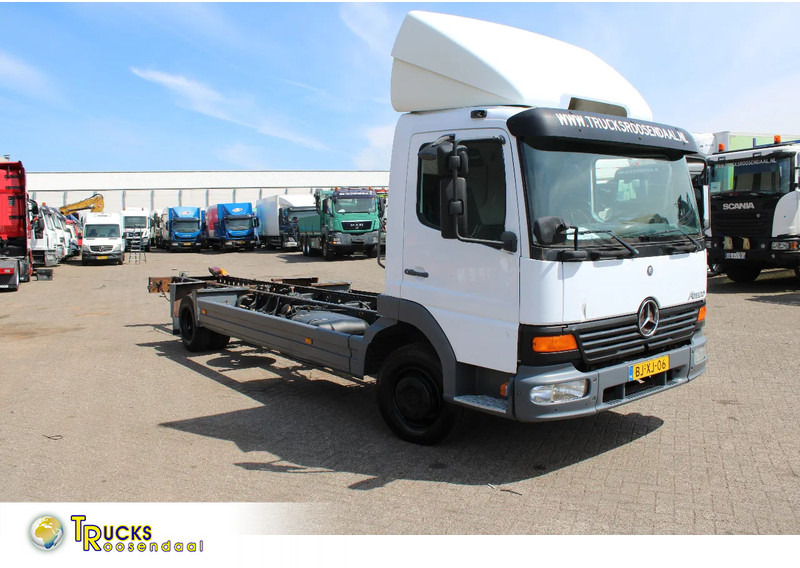 Mercedes-Benz Atego 918 + MANUAL + EURO 2 - Fahrgestell LKW: das Bild 1 Mercedes-Benz Atego 918 + MANUAL + EURO 2 - Fahrgestell LKW: das Bild 1