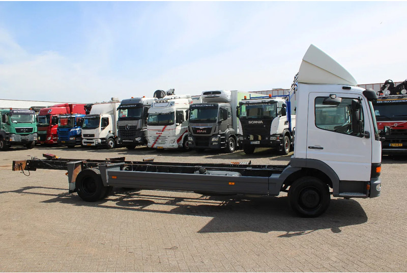 Mercedes-Benz Atego 918 + MANUAL + EURO 2 - Fahrgestell LKW: das Bild 4 Mercedes-Benz Atego 918 + MANUAL + EURO 2 - Fahrgestell LKW: das Bild 4