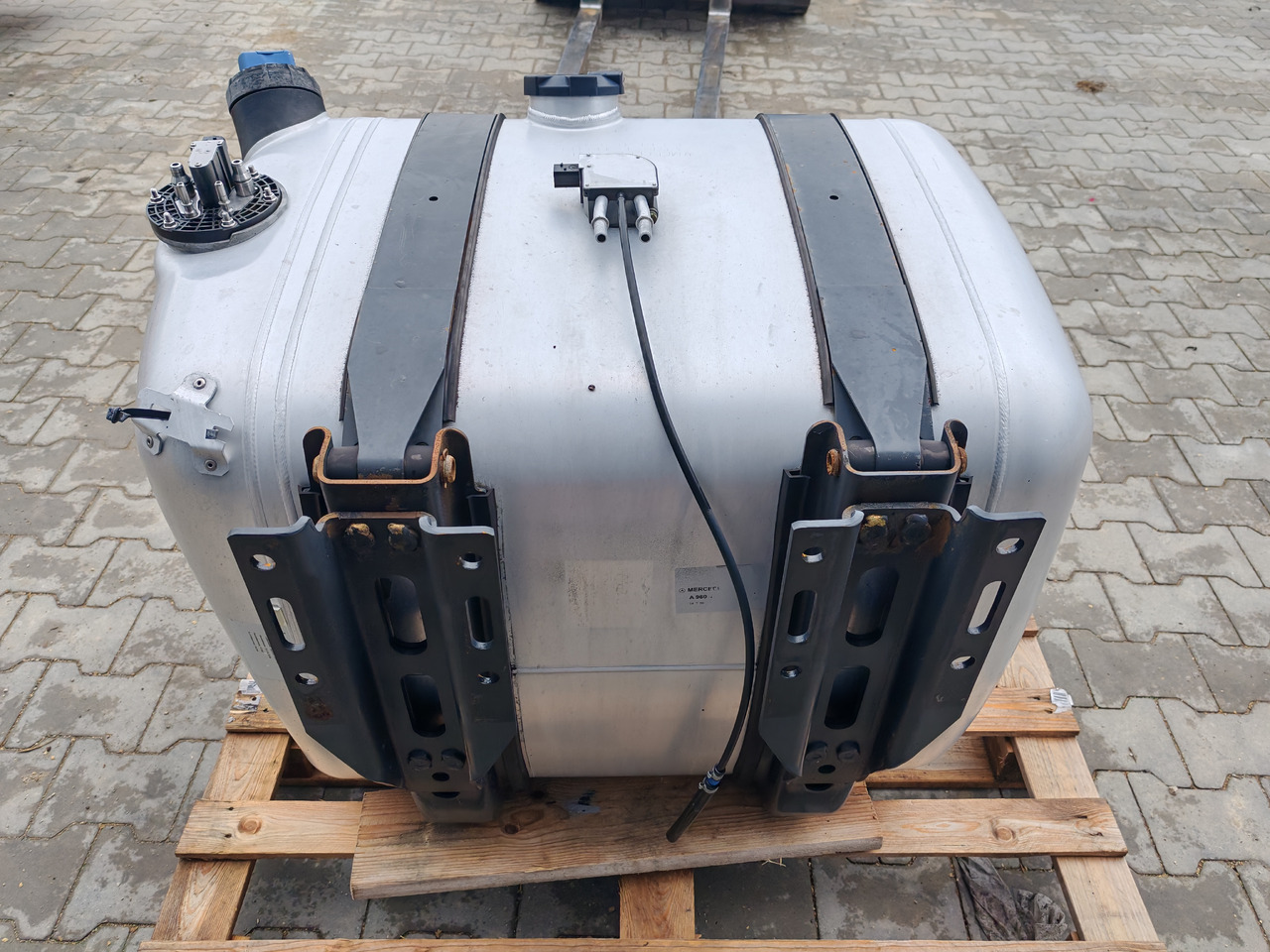 MERCEDES-BENZ ACTROS MP4 / FUEL & ADBLUE TANK / 300L - Kraftstofftank: das Bild 5 MERCEDES-BENZ ACTROS MP4 / FUEL & ADBLUE TANK / 300L - Kraftstofftank: das Bild 5