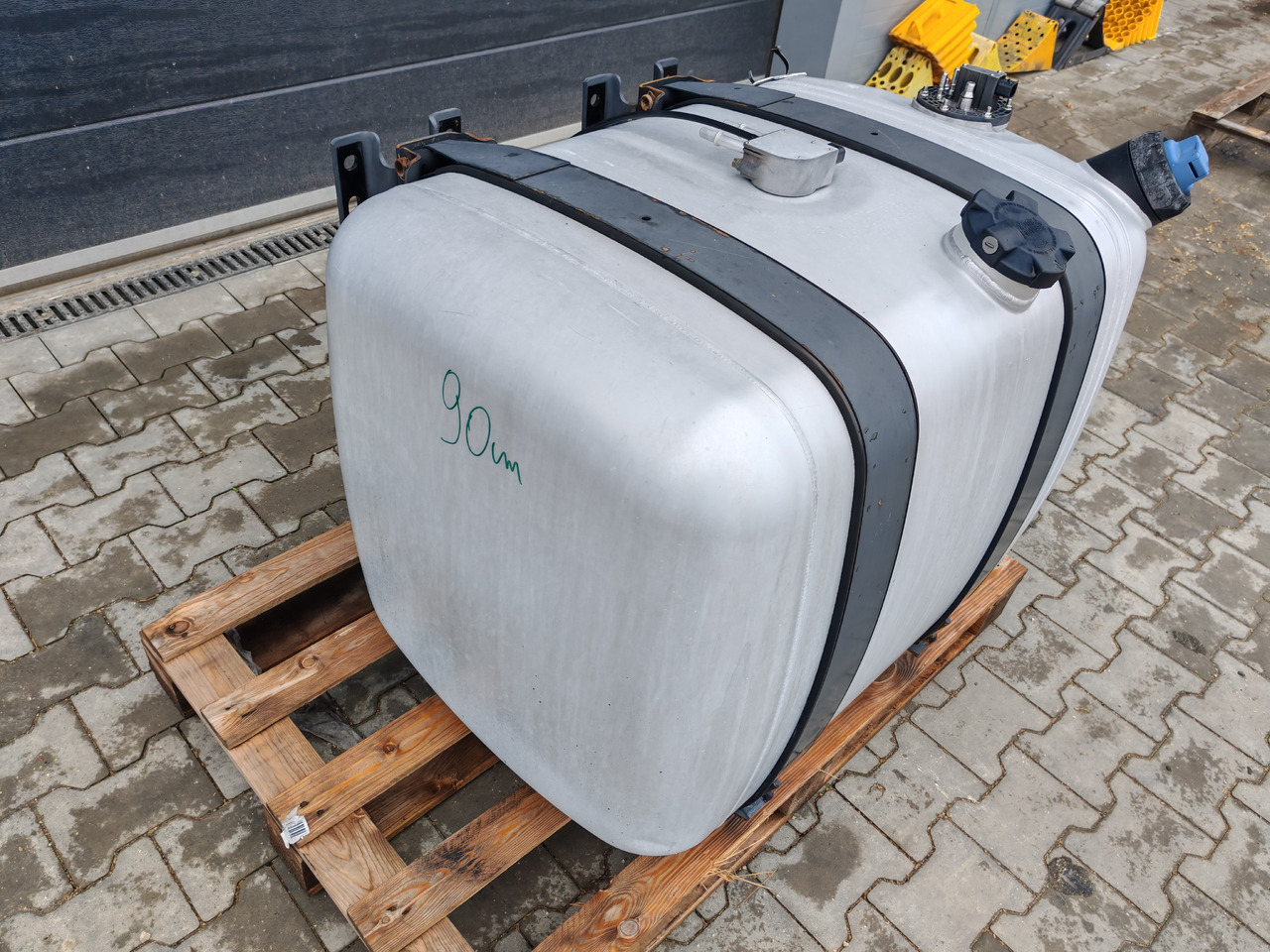 MERCEDES-BENZ ACTROS MP4 / FUEL & ADBLUE TANK / 300L - Kraftstofftank: das Bild 3 MERCEDES-BENZ ACTROS MP4 / FUEL & ADBLUE TANK / 300L - Kraftstofftank: das Bild 3