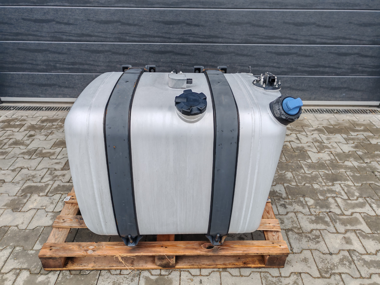 MERCEDES-BENZ ACTROS MP4 / FUEL & ADBLUE TANK / 300L - Kraftstofftank: das Bild 2 MERCEDES-BENZ ACTROS MP4 / FUEL & ADBLUE TANK / 300L - Kraftstofftank: das Bild 2