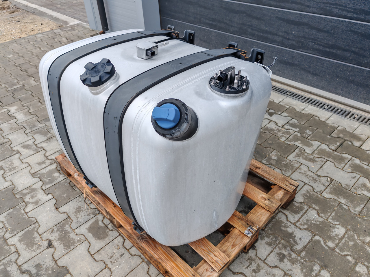 MERCEDES-BENZ ACTROS MP4 / FUEL & ADBLUE TANK / 300L - Kraftstofftank: das Bild 4 MERCEDES-BENZ ACTROS MP4 / FUEL & ADBLUE TANK / 300L - Kraftstofftank: das Bild 4