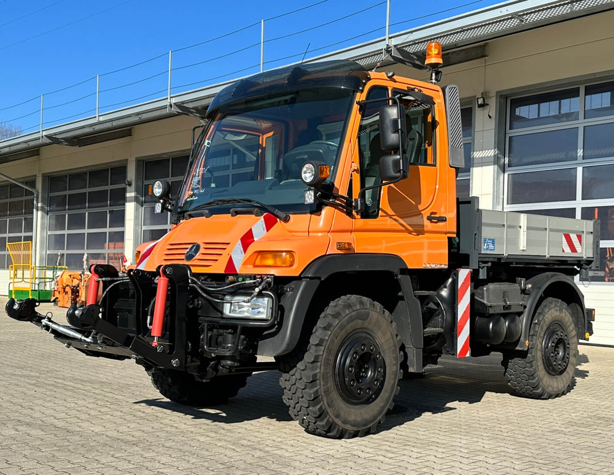 Unimog 400 - U400 405 02734 mit Heckkraftheber Mer - Kipper: das Bild 1 Unimog 400 - U400 405 02734 mit Heckkraftheber Mer - Kipper: das Bild 1