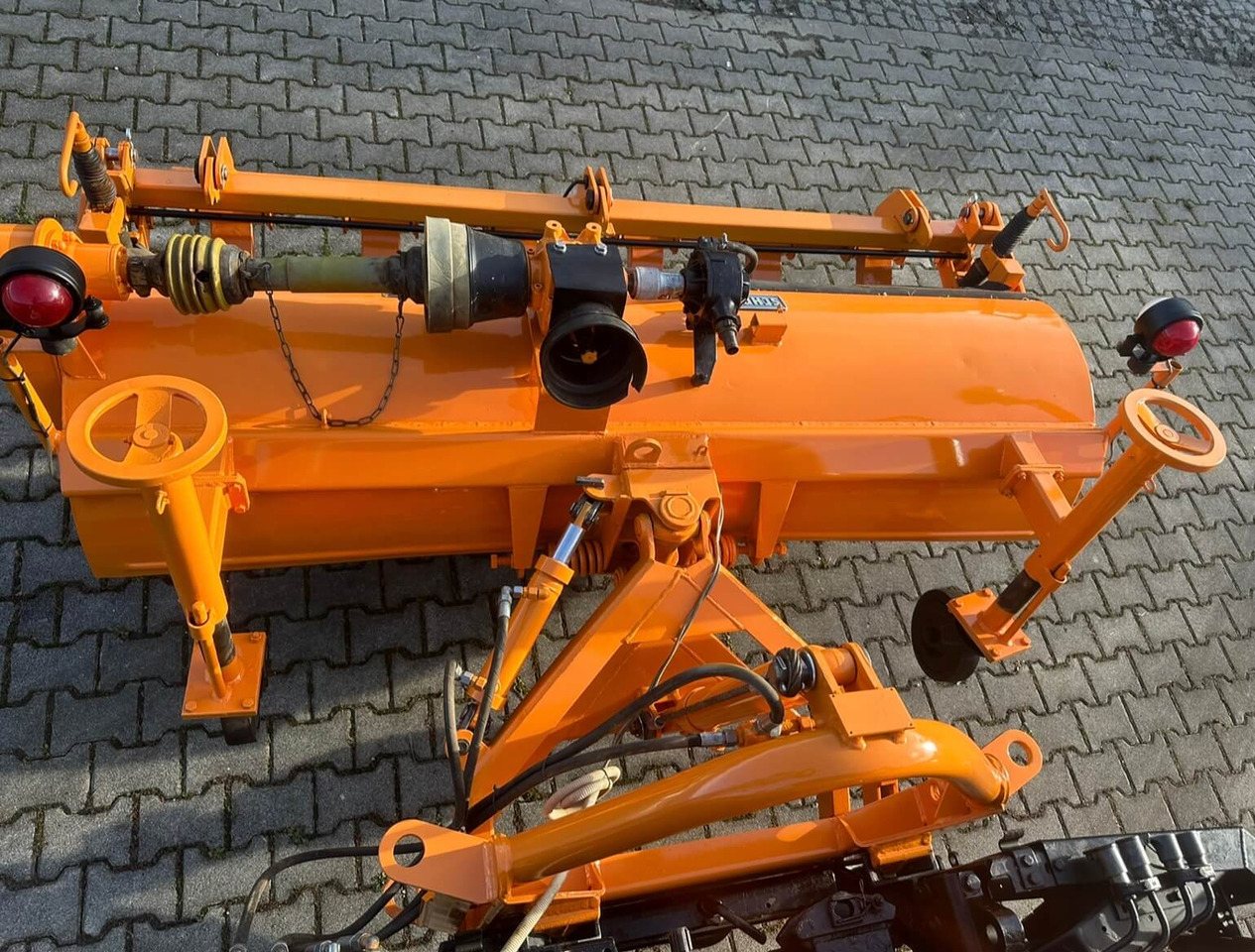 Unimog Frontanbaukehrbesen Schmidt VKS4.2 - Kehrbesen: das Bild 4 Unimog Frontanbaukehrbesen Schmidt VKS4.2 - Kehrbesen: das Bild 4