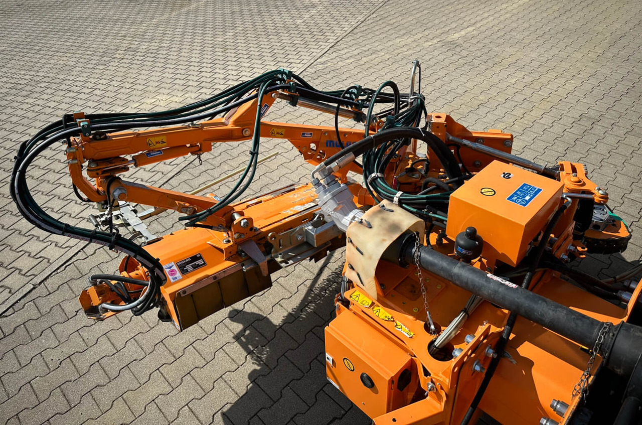 Unimog Leitpfostenausmähgerät / Randstreifenmähger - Böschungsmäher: das Bild 3 Unimog Leitpfostenausmähgerät / Randstreifenmähger - Böschungsmäher: das Bild 3
