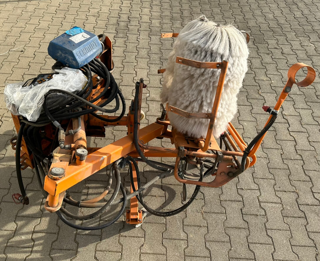 Unimog Leitpfostenwaschgerät Schmidt RPS-H - Kehrbesen: das Bild 3 Unimog Leitpfostenwaschgerät Schmidt RPS-H - Kehrbesen: das Bild 3
