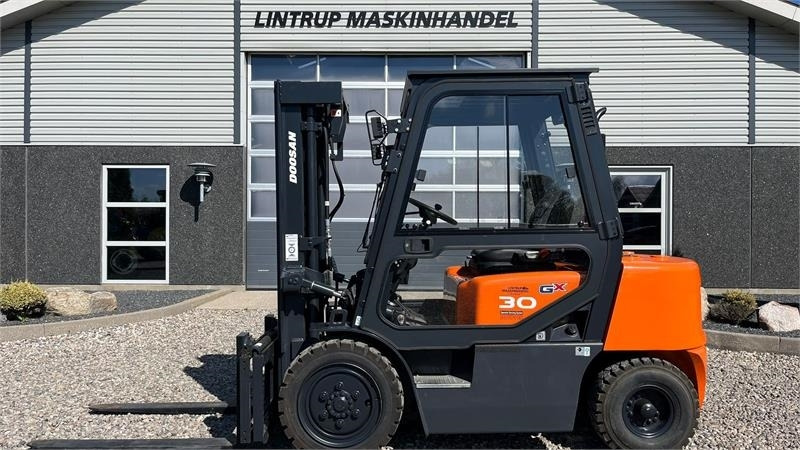 Doosan D30 G med kabine og KUN 57 TIMER FRA NY, MED TIME - Dieselstapler: das Bild 1 Doosan D30 G med kabine og KUN 57 TIMER FRA NY, MED TIME - Dieselstapler: das Bild 1