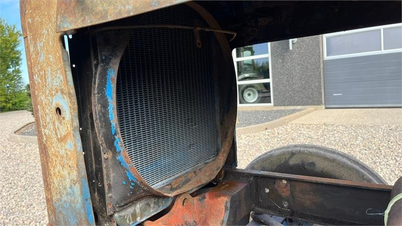 Traktor Fordson Major Motoren mangler, men mange god dele.: das Bild 6