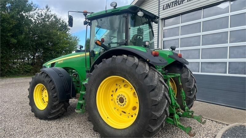 John Deere 8230 Med frontlift - Traktor: das Bild 3 John Deere 8230 Med frontlift - Traktor: das Bild 3