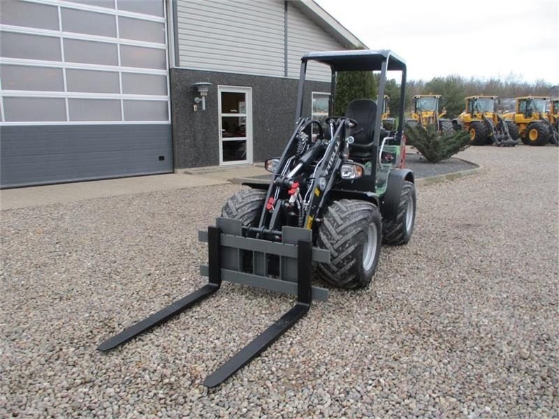 Hoflader Pitbull X24-26V med lyspakke, 400mm hjulmontering og pall: das Bild 6