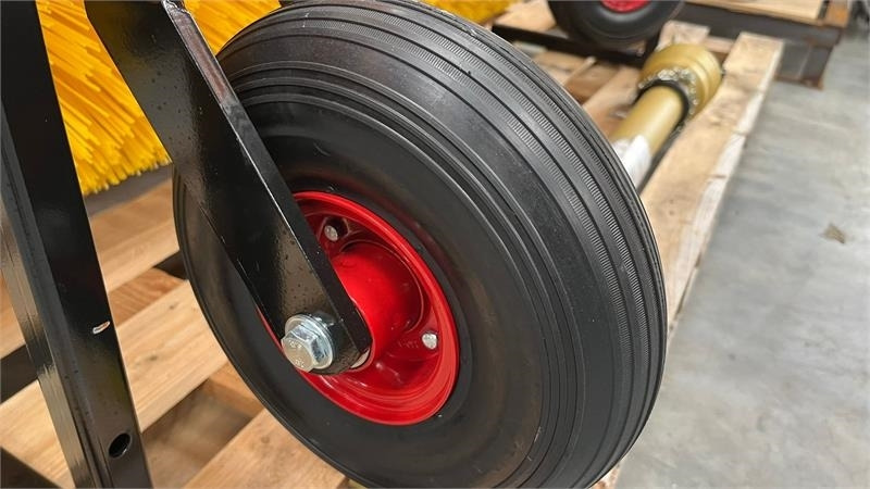 Thyregod TK 1600 PTO, med hydraulisk sving. - Kehrbesen: das Bild 3 Thyregod TK 1600 PTO, med hydraulisk sving. - Kehrbesen: das Bild 3