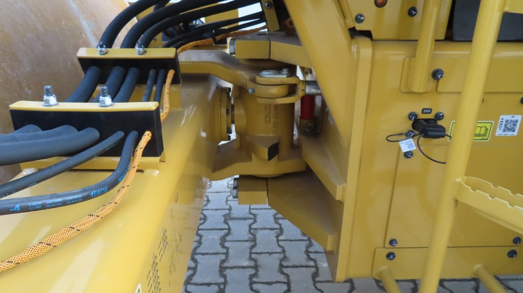 Walzenzug Caterpillar CS66B: das Bild 13