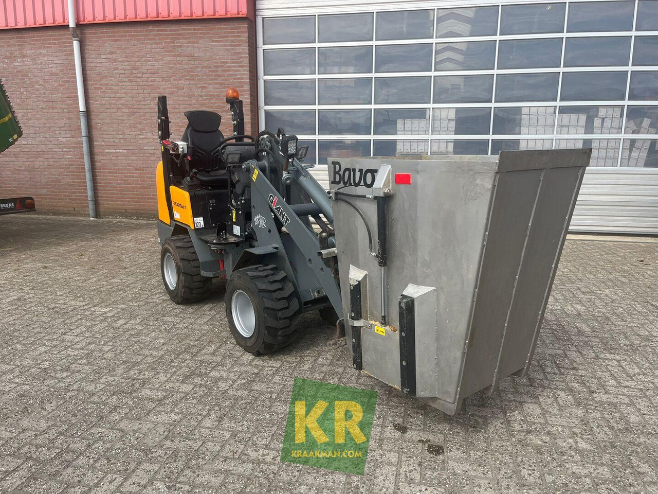 D332 Giant - Hoflader: das Bild 1 D332 Giant - Hoflader: das Bild 1