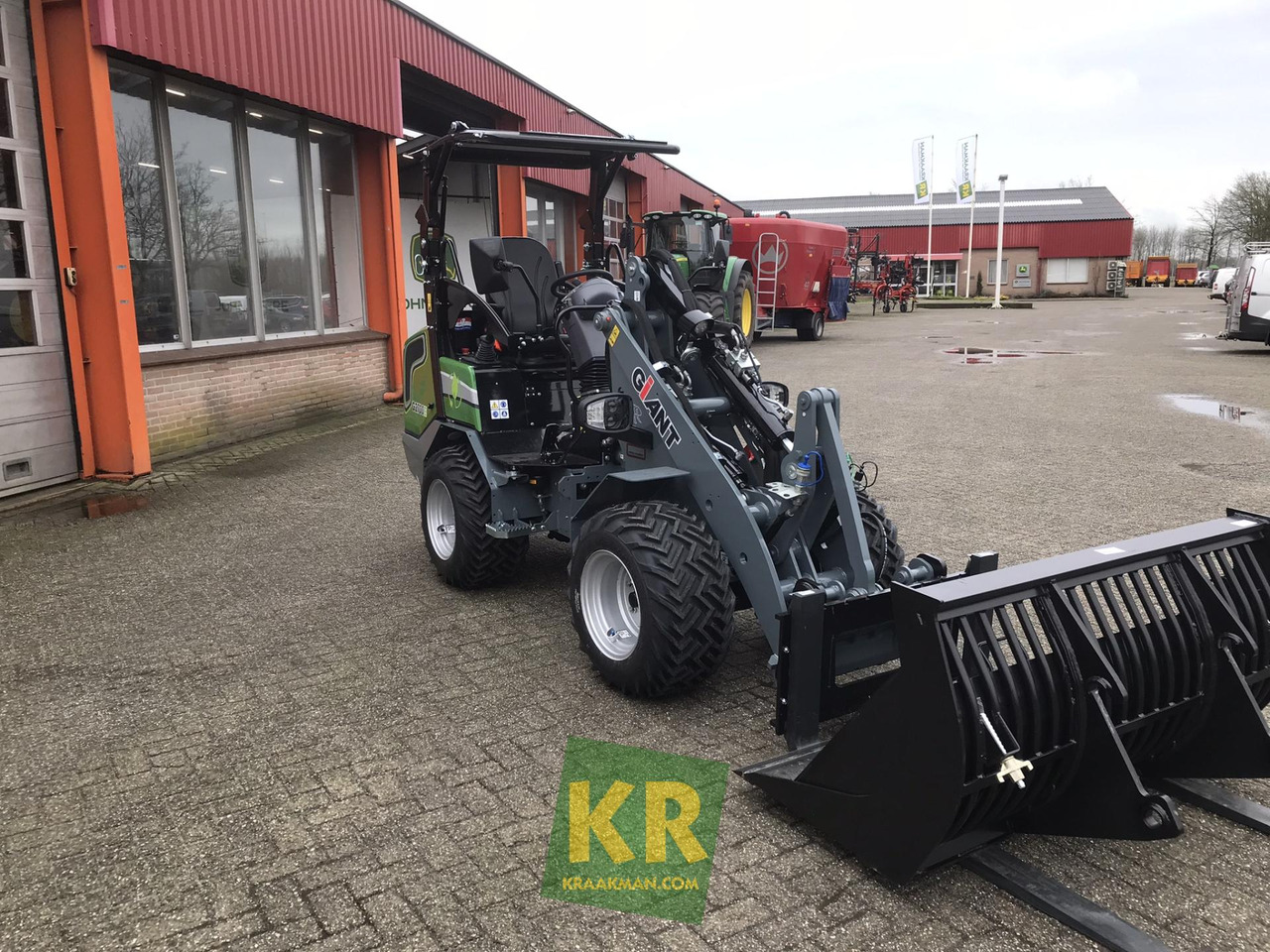 G2700E Giant - Hoflader: das Bild 3 G2700E Giant - Hoflader: das Bild 3