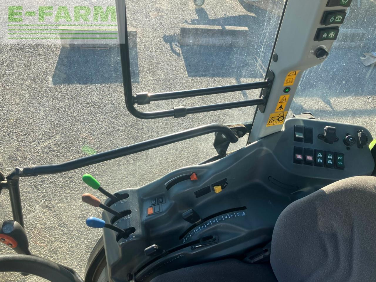 Traktor CLAAS nexos 220 ve cabine 4rm: das Bild 11 Traktor CLAAS nexos 220 ve cabine 4rm: das Bild 11