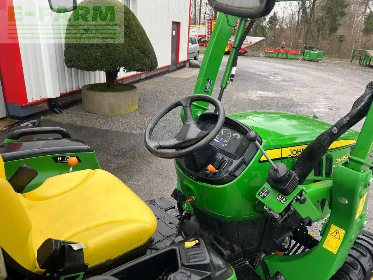 John Deere 3025e - Traktor: das Bild 5 John Deere 3025e - Traktor: das Bild 5