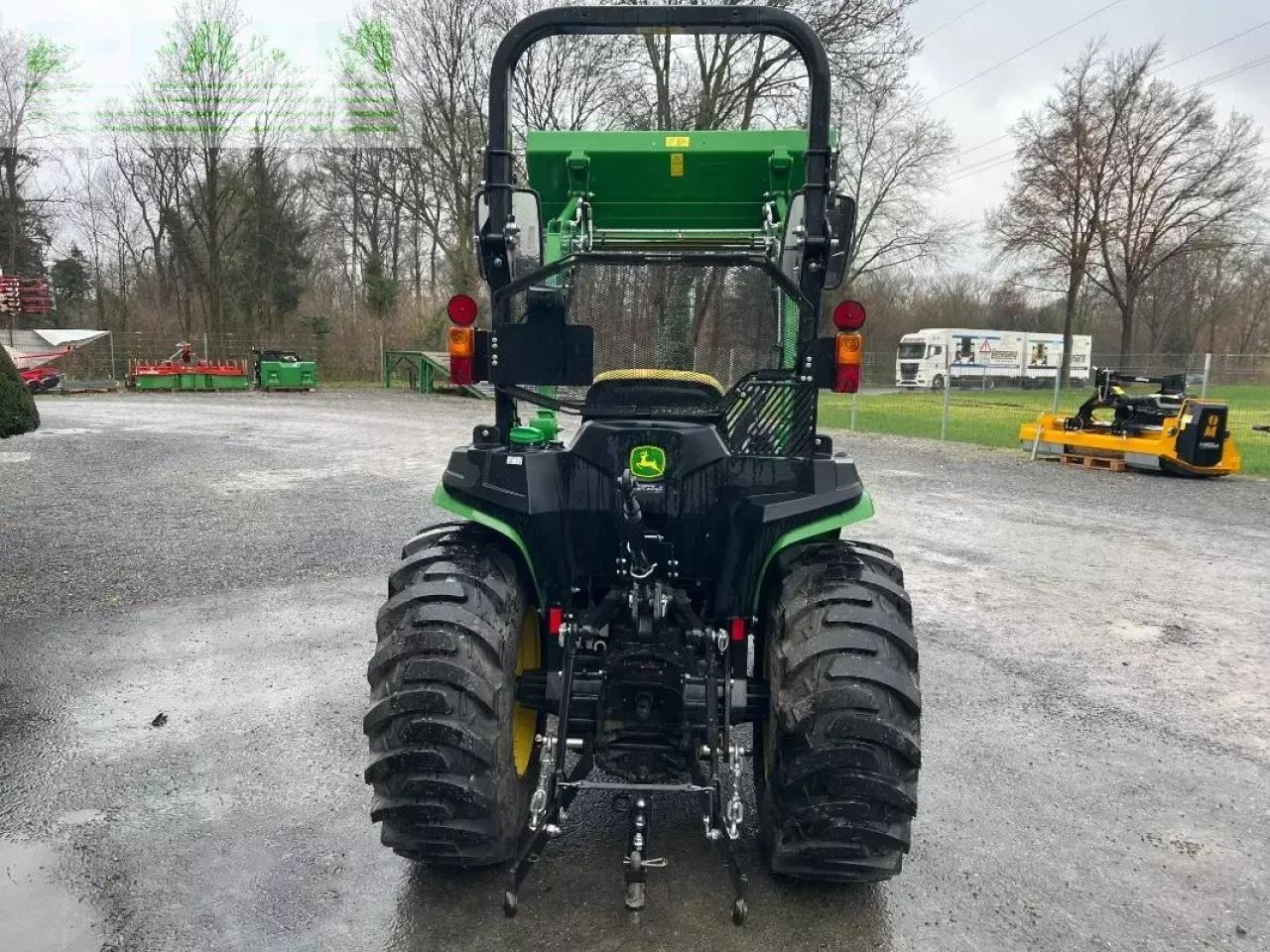 John Deere 3025e - Traktor: das Bild 4 John Deere 3025e - Traktor: das Bild 4