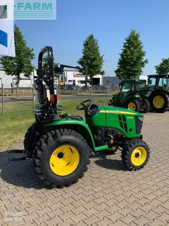 John Deere 3025e - Traktor: das Bild 3 John Deere 3025e - Traktor: das Bild 3