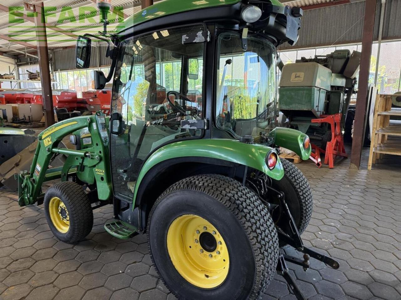John Deere 3320 - Traktor: das Bild 5 John Deere 3320 - Traktor: das Bild 5