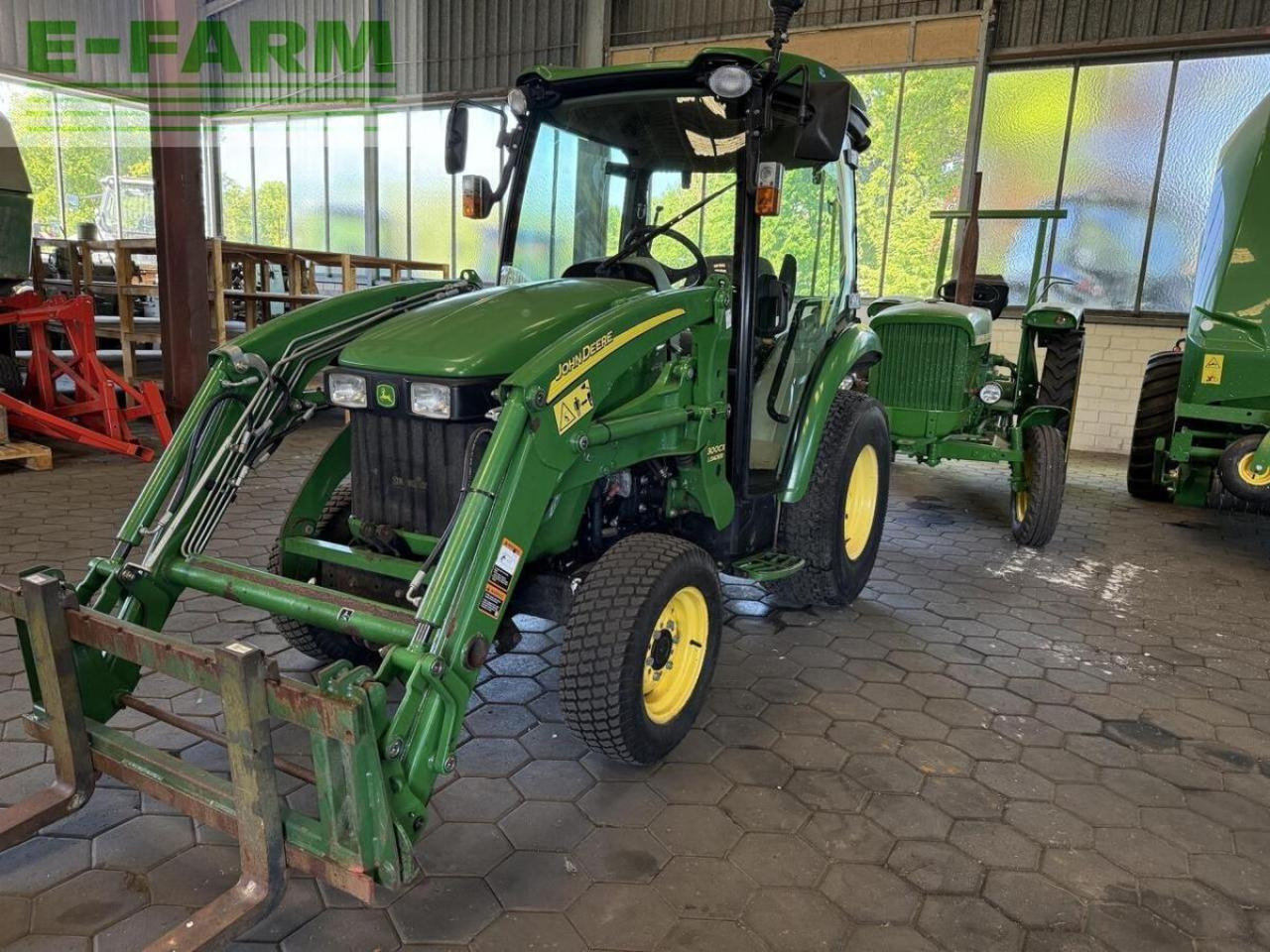 John Deere 3320 - Traktor: das Bild 2 John Deere 3320 - Traktor: das Bild 2