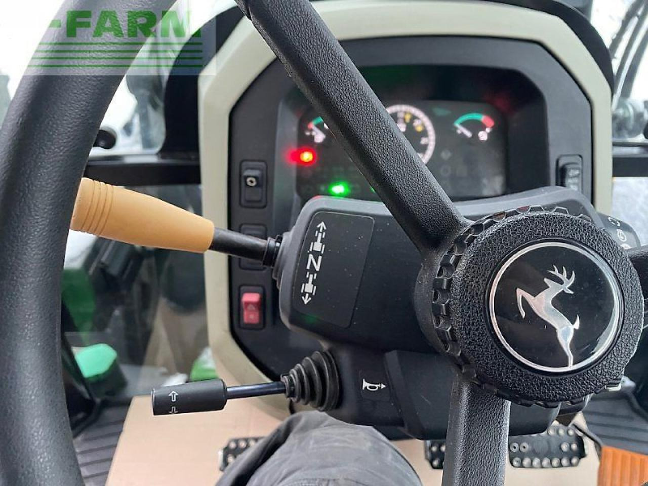 Traktor John Deere 5075 m: das Bild 9
