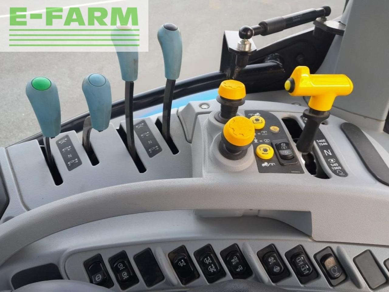 New Holland t7.210 pc - Traktor: das Bild 4 New Holland t7.210 pc - Traktor: das Bild 4