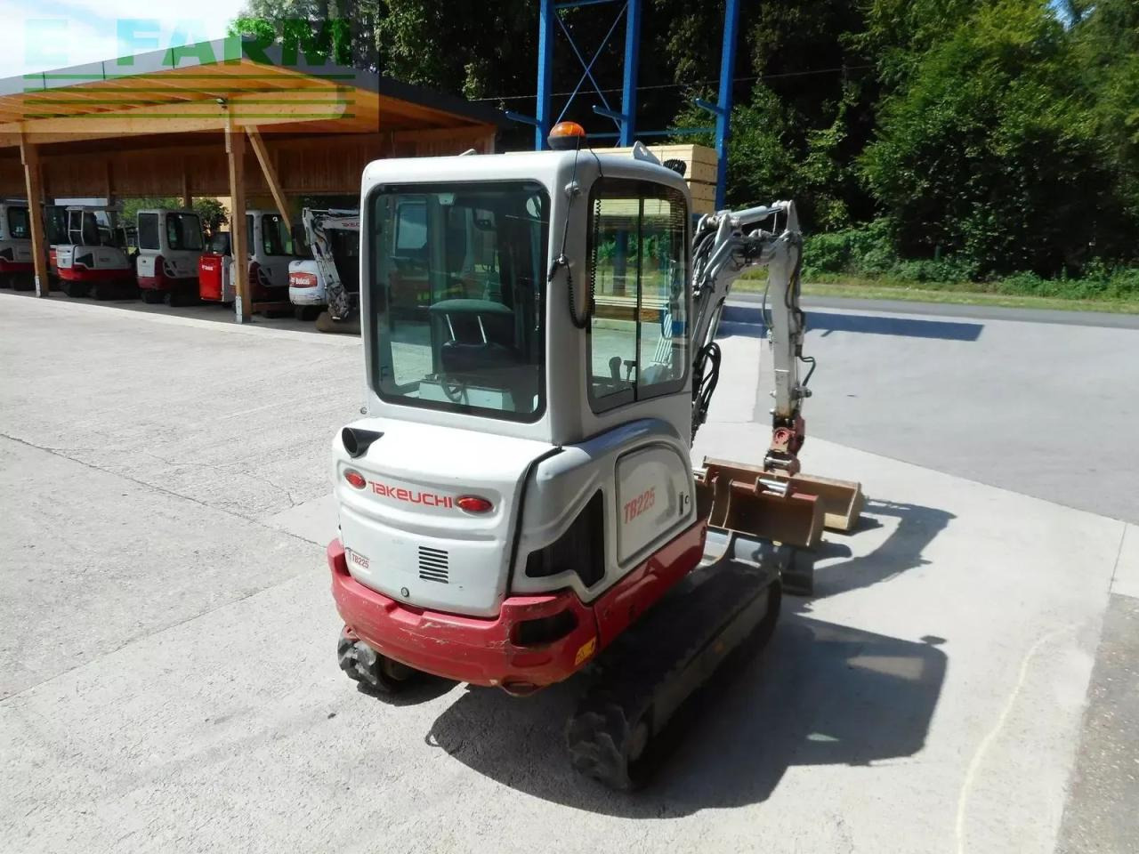 Takeuchi tb 225 mit powertilt + 3 löffel ( 2.400 kg ) - Minibagger: das Bild 4 Takeuchi tb 225 mit powertilt + 3 löffel ( 2.400 kg ) - Minibagger: das Bild 4
