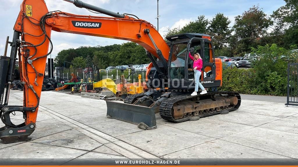 Doosan Kettenbagger DX 235 LCR-5, hyd. SW OilQuick 70-55 - Kettenbagger: das Bild 2 Doosan Kettenbagger DX 235 LCR-5, hyd. SW OilQuick 70-55 - Kettenbagger: das Bild 2