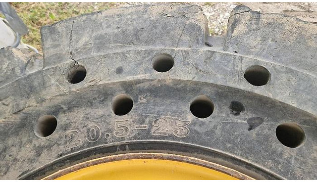 Big Vollgummi Räder 20,5 x 25 mit Volvo Felgen - Reifen: das Bild 5 Big Vollgummi Räder 20,5 x 25 mit Volvo Felgen - Reifen: das Bild 5