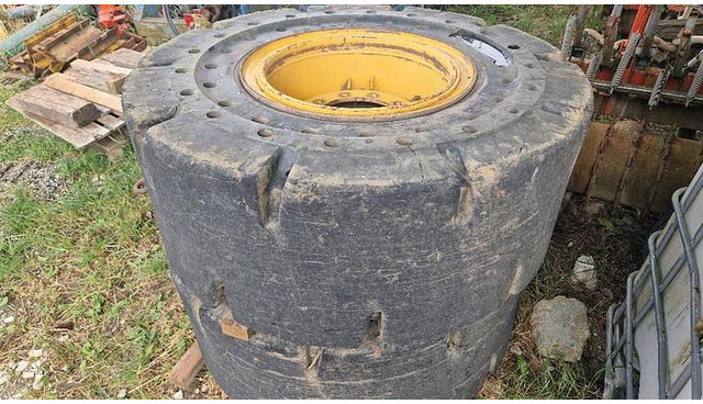 Big Vollgummi Räder 20,5 x 25 mit Volvo Felgen - Reifen: das Bild 1 Big Vollgummi Räder 20,5 x 25 mit Volvo Felgen - Reifen: das Bild 1