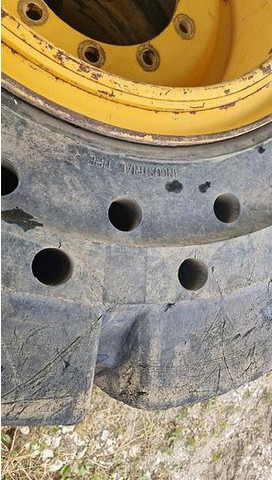 Big Vollgummi Räder 20,5 x 25 mit Volvo Felgen - Reifen: das Bild 4 Big Vollgummi Räder 20,5 x 25 mit Volvo Felgen - Reifen: das Bild 4