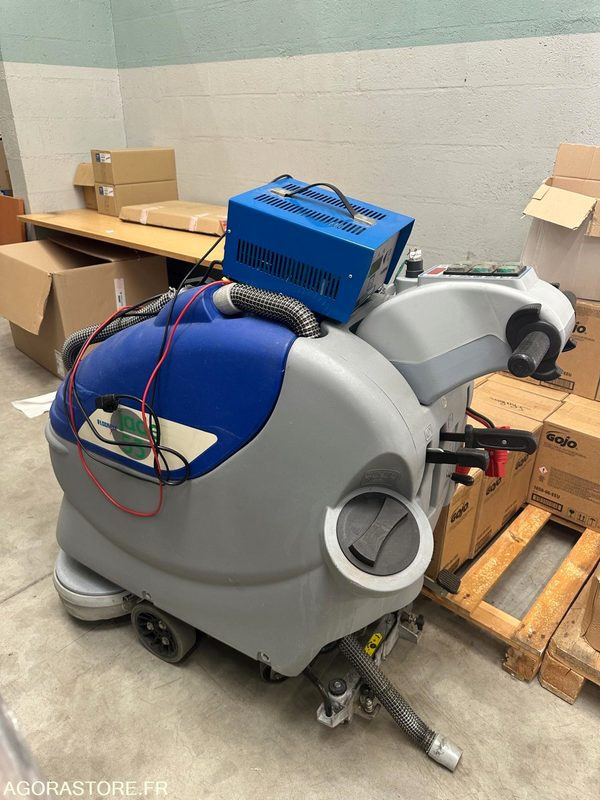 Autolaveuse tractée avec chargeur - Scheuersaugmaschine: das Bild 1 Autolaveuse tractée avec chargeur - Scheuersaugmaschine: das Bild 1