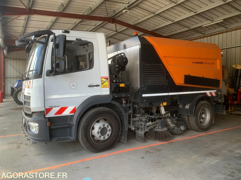 BALAYEUSE COMPOSÉE D'UN PORTEUR MERCEDES ET D'UN SYSTÈME DE BALAYAGE SCHMIDT - Kehrmaschine: das Bild 1 BALAYEUSE COMPOSÉE D'UN PORTEUR MERCEDES ET D'UN SYSTÈME DE BALAYAGE SCHMIDT - Kehrmaschine: das Bild 1