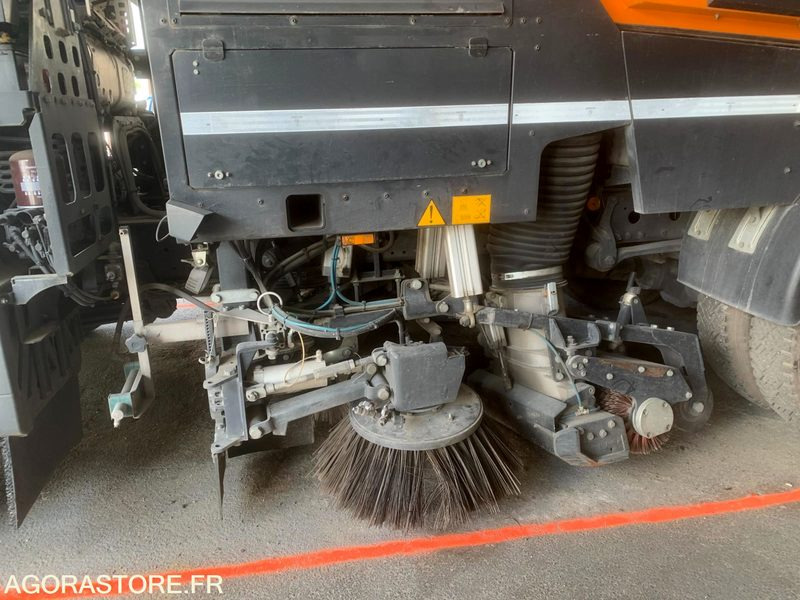 BALAYEUSE COMPOSÉE D'UN PORTEUR MERCEDES ET D'UN SYSTÈME DE BALAYAGE SCHMIDT - Kehrmaschine: das Bild 3 BALAYEUSE COMPOSÉE D'UN PORTEUR MERCEDES ET D'UN SYSTÈME DE BALAYAGE SCHMIDT - Kehrmaschine: das Bild 3