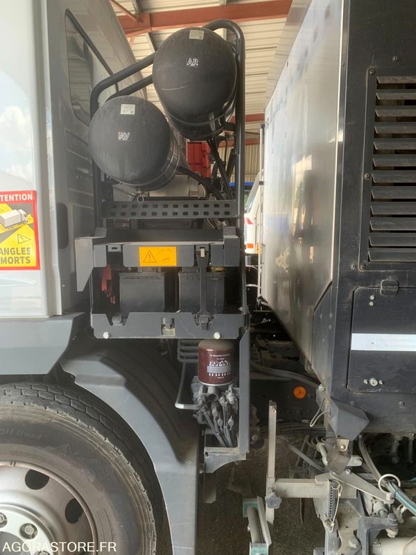 BALAYEUSE COMPOSÉE D'UN PORTEUR MERCEDES ET D'UN SYSTÈME DE BALAYAGE SCHMIDT - Kehrmaschine: das Bild 2 BALAYEUSE COMPOSÉE D'UN PORTEUR MERCEDES ET D'UN SYSTÈME DE BALAYAGE SCHMIDT - Kehrmaschine: das Bild 2