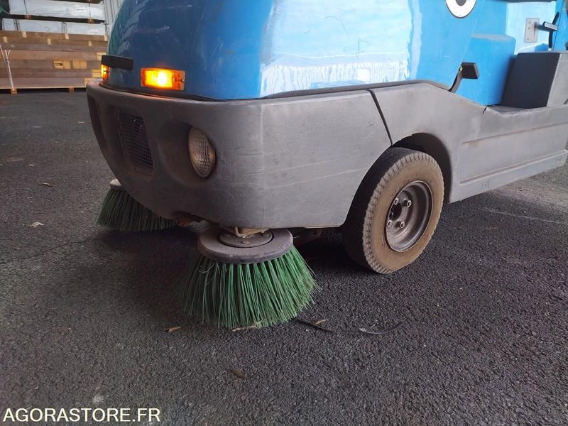 Balayeuse aspiratrice de trottoirs TENNANT LITTER HAWK 4100 - Kehrmaschine: das Bild 4 Balayeuse aspiratrice de trottoirs TENNANT LITTER HAWK 4100 - Kehrmaschine: das Bild 4