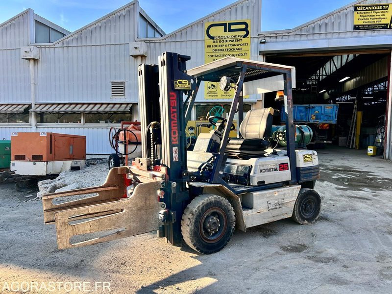 CHARIOT ÉLÉVATEUR À GAZ KOMATSU FG25T-11E AVEC PINCES - 1995 / 7938 HEURES - Dieselstapler: das Bild 1 CHARIOT ÉLÉVATEUR À GAZ KOMATSU FG25T-11E AVEC PINCES - 1995 / 7938 HEURES - Dieselstapler: das Bild 1