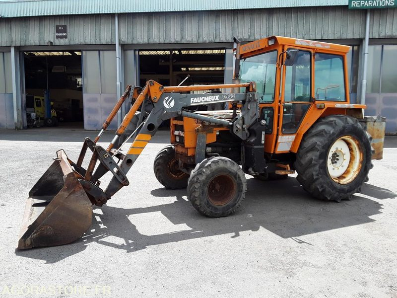 TRACTEUR RENAULT 600M chargeur D3099 - Traktor: das Bild 1 TRACTEUR RENAULT 600M chargeur D3099 - Traktor: das Bild 1