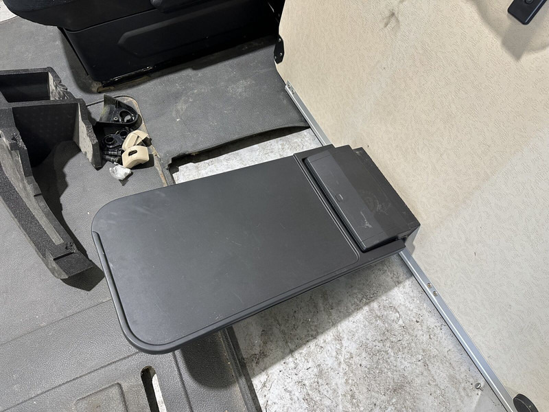 Mercedes-Benz passenger seat with lower bunk and table - Sitz für LKW: das Bild 4 Mercedes-Benz passenger seat with lower bunk and table - Sitz für LKW: das Bild 4