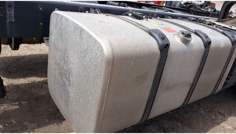 Scania 600L complete fuel tank with brackets - Kraftstofftank für LKW: das Bild 3 Scania 600L complete fuel tank with brackets - Kraftstofftank für LKW: das Bild 3