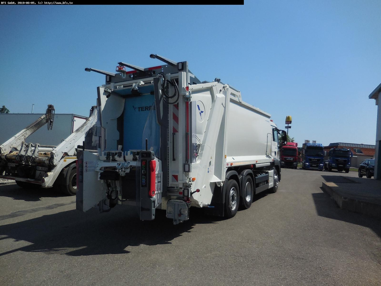 MAN TGS 28.320 6x2-4 BL HS HL Olympus 21 - Omni-DEKA - Müllwagen: das Bild 2 MAN TGS 28.320 6x2-4 BL HS HL Olympus 21 - Omni-DEKA - Müllwagen: das Bild 2