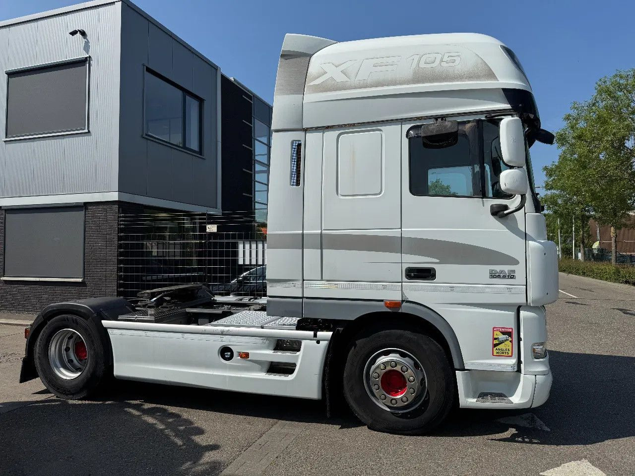 DAF XF 105.510 4X2 SKIRTS ADR RETARDER STANDKLIMA - Sattelzugmaschine: das Bild 4 DAF XF 105.510 4X2 SKIRTS ADR RETARDER STANDKLIMA - Sattelzugmaschine: das Bild 4