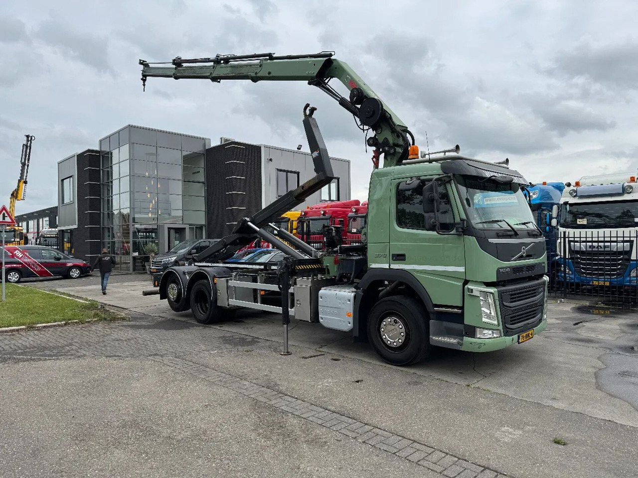 Volvo FM 370 6X2 VDL 21T HOOK + HIAB 211 + REMOTE CONT - Abrollkipper, Autokran: das Bild 3 Volvo FM 370 6X2 VDL 21T HOOK + HIAB 211 + REMOTE CONT - Abrollkipper, Autokran: das Bild 3