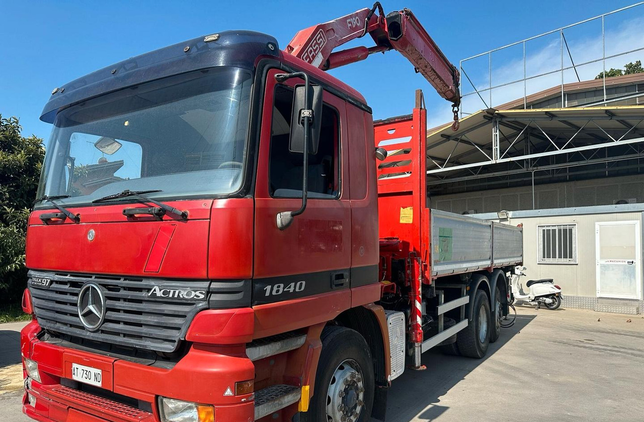 Motrice Mercedes con la gru Palfinger - Pritsche LKW, Autokran: das Bild 1 Motrice Mercedes con la gru Palfinger - Pritsche LKW, Autokran: das Bild 1